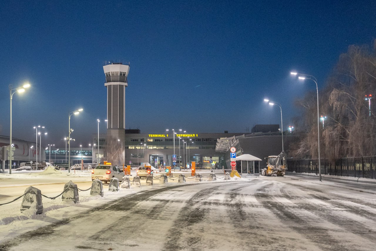 В аэропорту Казани сняты временные ограничения на прием и выпуск самолетов Они действовали с 2 30 ночи Об этом сообщает Росавиация Однако режим беспилотной опасности введенный накануне поздним вечером продолжает действовать на территории республики iatatarinform tatarinform