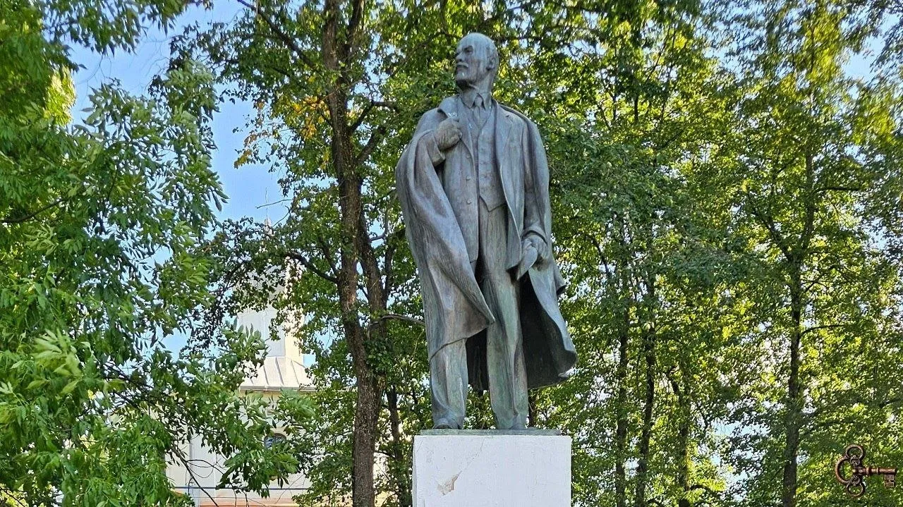Традиционно по весне в Великом Новгороде отмывают Ленина на площади Победы Софийской и маленького Ленина на Иваньской улице Памятники Владимиру Ильичу моют и чистят от птичьего помёта Сегодня 22 апреля исполнилось 156 лет со дня рождения Владимира Ленина В преддверии майских праздников аналогичные работы проведут ещё на 11 памятниках в основном связанных с историей Великой Отечественной войны Проверку памятников после зимы проводят ежегодно В этом году все памятники оказались в удовлетворительном состоянии Потребовались лишь небольшие хозяйственные работы