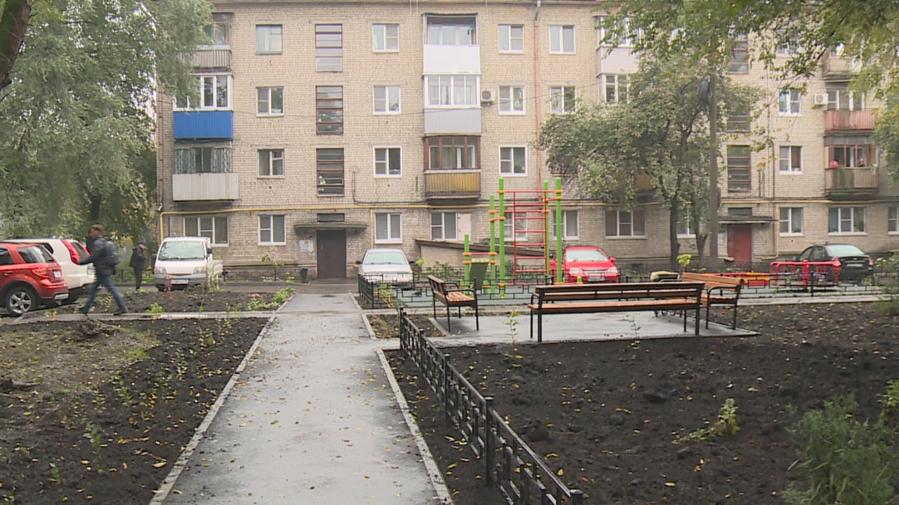 В Воронеже благоустроят около 1% дворов В 2025 году власти Воронежа планируют благоустроить дворовые территории у 40 многоквартирных домов в рамках программы «Формирование современной городской среды». Это — менее 1% от общего числа МКД в городе, которых насчитывается более 5300. При таких темпах на обновление всех дворов Петрину понадобится больше 100 лет Тут можно поискать не выиграл ли ваш двор в лотерею Бюджет программы — 177,4 млн рублей, в то время как только на одну Петровскую набережную потратят почти 1,4 млрд. На одни лишь малые архитектурные формы в её новом контракте заложено более 97 млн Для сравнения: благоустройство 3 дворов в центре обойдётся в 13,9 млн, 9 дворов в Советском — 23,8 млн, в Ленинском — 26,1 млн На фоне выборов в Гордуму и Облдуму этот «показушный» список дворов выглядит особенно контрастно — благоустройство становится элементом пиара, а не системной работой Сайт / Телеграм / YouTube / TikTok / Поддержать
