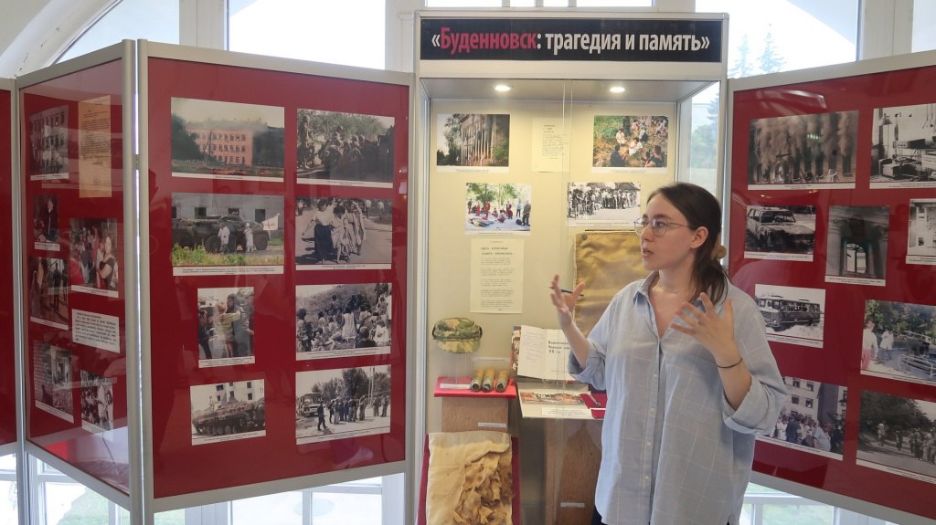 Выставка 12+ к 30-летию теракта в Будённовске открылась в Ставрополе В экспозицию вошли фотографии, а также вещи, которые сотрудники музея собрали на месте трагедии. В их числе фрагмент бронежилета, элементы военной формы, детские игрушки и женские больничные тапочки, найденные в больнице после ухода террористов. В хронике представлены работы ставропольского фотокорреспондента Михаила Колесникова. ⏰ Выставка «Буденновск: трагедия и память» будет работать до 23 июня. Теракт в Буденновске боевики совершили 14 – 19 июня 1995 года. На город напали 195 вооруженных террористов, они захватили около 1,6 тысячи человек, согнав их в городскую больницу. В эти дни в городе погибли 129 и ранены 415 мирных жителей и сотрудников силовых структур. Фото: Ставропольский государственный музей-заповедник #афиша Stavropol.Media Прислать новость