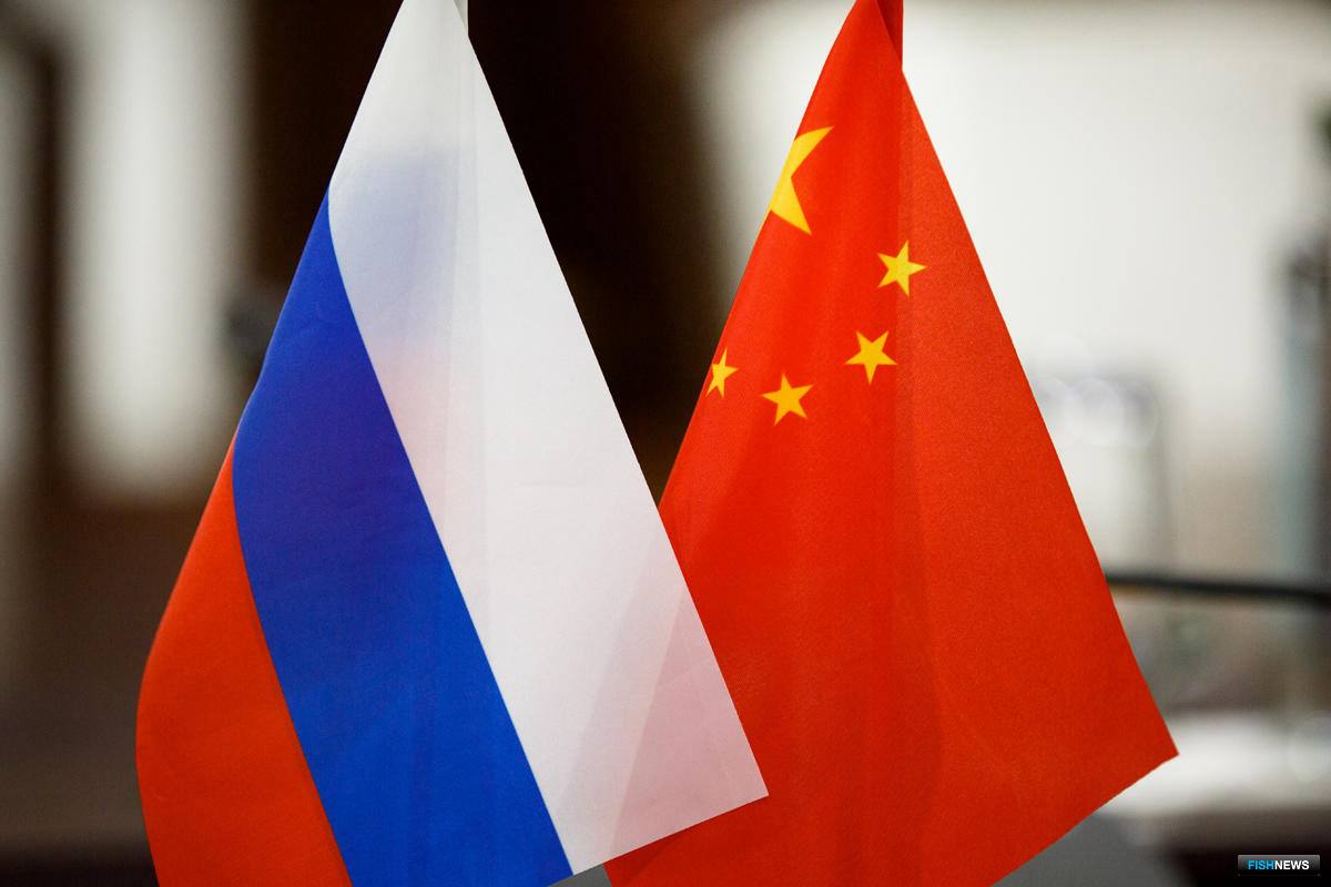 Россия и Китай обсуждают проект первого межправительственного соглашения о создании международной территории опережающего развития в бухте Суходол в Приморском крае Как сообщил глава Минвостокразвития России Алексей Чекунков проект межправсоглашения подготовлен и передан на рассмотрение китайской стороне По словам министра МТОР в Приморье даст старт созданию пилотных демонстрационных зон сельскохозяйственного сотрудничества на Дальнем Востоке Договоренности о новом формате торгово экономической кооперации были достигнуты в ходе недавнего визита в КНР Президента России Владимира Путина Детали проекта в бухте Суходол обсуждались в ходе встречи замглавы Минвостокразвития Виталия Алтабаева и полномочного министра Посольства КНР в России Лю Цзюня которая прошла в Москве На территории будущего агропарка в Приморье могут появиться зерновые терминалы заводы по переработке сельскохозяйственного сырья производству сельхозтехники молочной и кондитерской продукции и другие предприятия