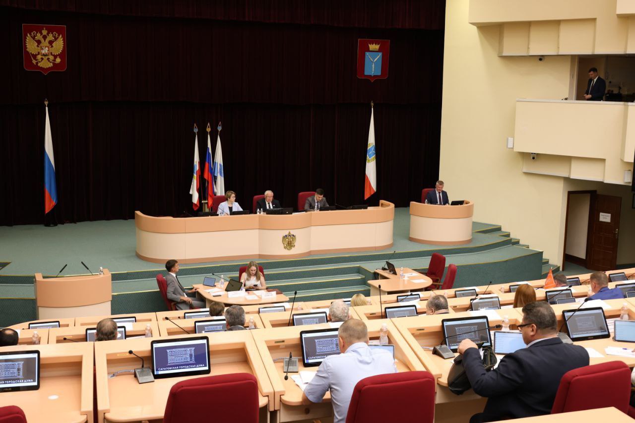 Также на заседании Саратовской городской Думы рассмотрен важный вопрос для города — создание в МКУ «Капитальное строительство» структуры по проектированию За последние годы в Саратове активно ведётся строительство объектов капитального строительства и благоустройства, требуется эффективная реализация муниципальных заказов. Поэтому возникла необходимость в усиление муниципального казённого учреждения в сфере проектной деятельности. Это решение обеспечит комплексный подход, начиная от разработки проектно-сметной документации и инженерных изысканий до контроля за качеством исполнения работ. Позволит ускорить процесс согласования и реализации проектов, снизить зависимость от сторонних подрядчиков и значительно улучшить координацию между различными городскими службами. Это поможет более эффективно использовать бюджетные средства, так как проектирование и выполнение работ будут находиться под муниципальным контролем. Депутаты Саратовской городской Думы поддержали единогласно данную инициативу.