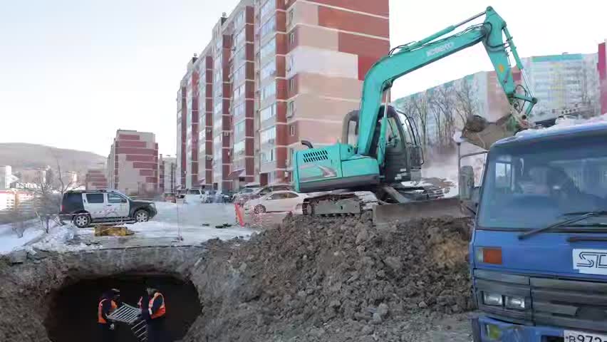 Устранение повреждения теплосетей на улице Анны Щетининой