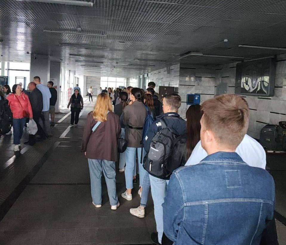 Пассажиры сообщают о сбое на станции МЦД-2 «Опалиха»: пропало электричество, не работают турникеты и эскалаторы. UPD: Подача электричества возобновлена, лифты, эскалаторы и система освещения работают в штатном режиме. На движение поездов ситуация не повлияло, — сообщили в МЖД. Если вы находитесь на этой станции, присылайте фото и видео происходящего в наш чат-бот .