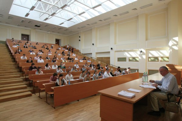 Минздрав утвердил минимальные баллы ЕГЭ для поступления в медицинские вузы Приказ ведомства опубликован на портале правовой информации Согласно документу в частности для поступления в Первый Московский государственный университет имени И М Сеченова на программы Лечебное дело Педиатрия и Стоматология необходимо набрать на едином госэкзамене по русскому языку биологии и химии 55 баллов На направлении Сестринское дело порог этих дисциплин установлен на уровне 50 баллов на программе Фармация 45 баллов Подписаться на Говорит Москва Telegram VK MAX