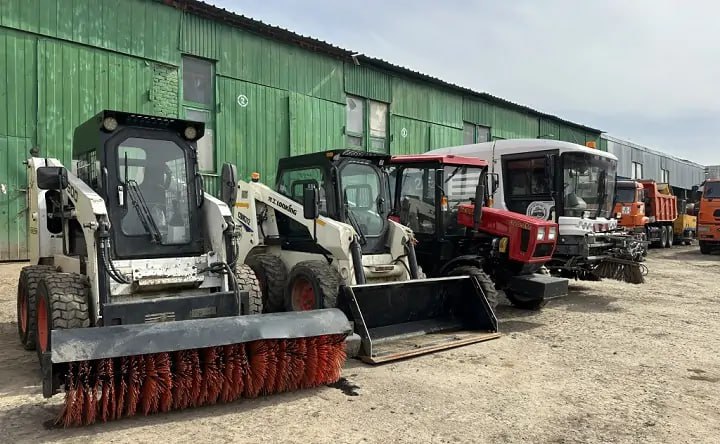 В Ростовскую область завезут 200 машин для уборки городов — техника приедет из Москвы. На Дон скоро приедут 200 единиц коммунальной техники из Москвы. Об этом рассказала зампред Госдумы Виктория Абрамченко в эфире телеканала «Дон24». Новая техника универсальная и сможет работать круглый год — обещают, что чистота будет на уровне. Интересно, что ещё недавно Ростовская область сама не тратилась на покупку такой техники. В 2019 году город подписал контракт с частной фирмой «М-Стандарт-Юг», которая брала на себя все обязанности по уборке улиц и покупке машин. Бывший мэр Алексей Логвиненко тогда хвалился, что городу удалось сэкономить около 200 миллионов рублей на снегоуборочной технике. Но потом всё пошло криво. Выяснилось, что подрядчик заключал субконтракты с городскими комбинатами благоустройства и просто перекладывал работу на других. Общественники уверяли, что компания положила себе в карман около 100 миллионов. Несмотря на это, с подрядчиком ещё раз подписали трёхлетний договор до 2025 года. Позже в 2024 году гендиректора этой фирмы осудили за незаконный обнал 4 миллионов рублей из бюджета. Теперь мэр Александр Скрябин собирается вернуть старую систему и снова создать муниципальные комбинаты благоустройства, чтобы чистоту обеспечивали напрямую городские службы. Подписаться Связь с редакцией