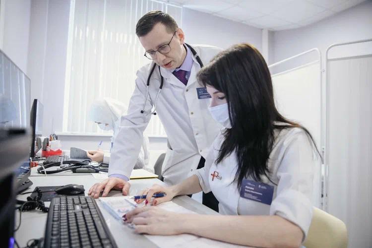 Жителей городского округа Реутов приглашают проверить свое здоровье в эту субботу 25 октября Обследование можно пройти с 09 00 до 14 00 в городской поликлинике 1 улица Гагарина 4 и в городской поликлинике 2 Юбилейный проспект 80 При себе нужно иметь паспорт и полис ОМС Московской области Для точных результатов лучше прийти натощак Важно быть прикрепленным к одной из городских поликлиник Если не получается прийти в субботу диспансеризацию можно пройти в городских поликлиниках в будние дни с 08 00 до 20 00 в том числе и по записи