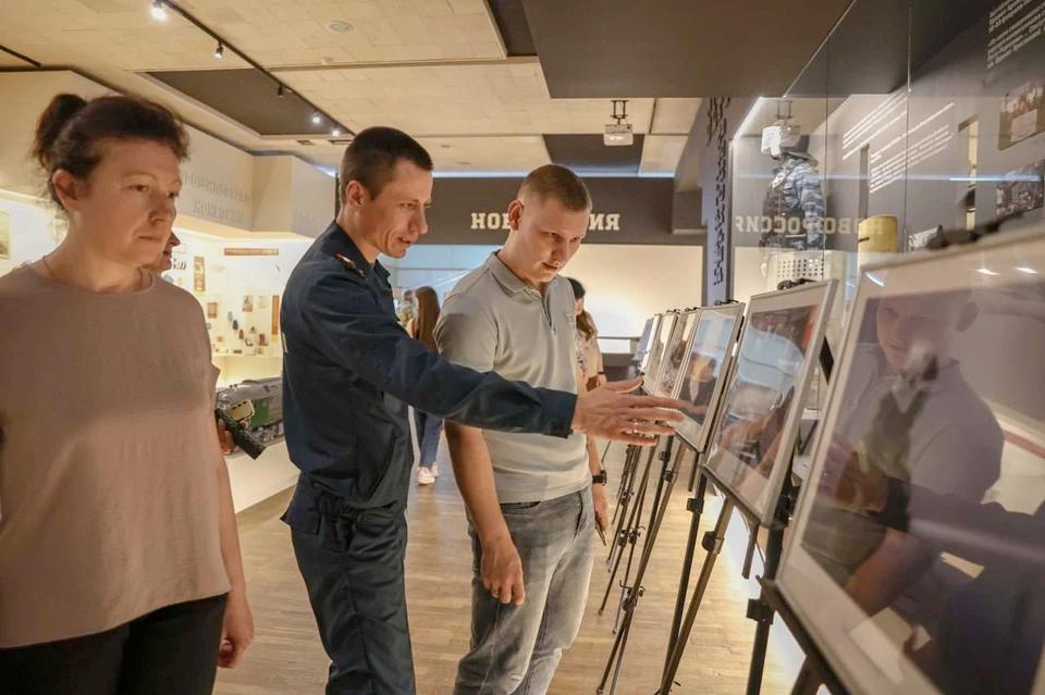В Луганска открылась фотовыставка "Взаимодействие - 2025" В краеведческом музее Луганска открылась фотовыставка "Взаимодействие - 2025", посвященная сотрудникам силовых ведомств ЛНР, обеспечивающим безопасность жителей Республики. В экспозиции представлено 16 фотографий, демонстрирующих несение службы и боевые навыки сотрудников различных силовых структур. "Выставка посвящена сотрудникам силовых ведомств, обеспечивающих безопасность жителей ЛНР, Году защитника Отечества и Дню России," - рассказал начальник пресс-службы Управления Росгвардии по Республике с позывным "Край". Посетить фотовыставку "Взаимодействие - 2025" могут все желающие до 18 июня включительно.