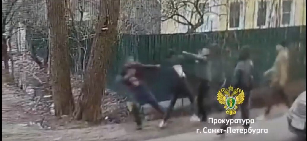 В Петербурге раскрыто похищение человека с требованием выкупа Прокуратура Санкт Петербурга сообщила о раскрытии похищения когда четверо мигрантов насильно удерживали мужчину и требовали выкуп Инцидент произошел в Петергофе где потерпевшего избили поместили в автомобиль и перевезли в квартиру Преступление было раскрыто благодаря бдительности местного жителя ставшего свидетелем похищения и оперативно сообщившего в полицию Все подозреваемые задержаны а материалы уголовного дела о похищении и вымогательстве переданы в суд The Moscow Post
