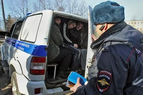 По результатам мартовских рейдов Россия выдворит из страны около шести тысяч мигрантов В результате проверок российские следователи возбудили почти тысячу уголовных дел выявили 138 разыскиваемых лиц и приняли решение о запрете въезда в РФ для 7 7 тысячи иностранных граждан Также зафиксировано 48 тысяч административных правонарушений к ответственности привлечены более 26 тысяч мигрантов из которых 24 тысячи прошли обязательную дактилоскопию и фотографирование Рейды против незаконной миграции в марте проходили по всей стране с участием МВД ФСБ и при поддержке Росгвардии Подробности на fergana news Актуальные новости и аналитика из Центральной Азии fergananews