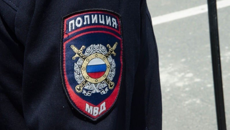 Сахалинка толкнула полицейского, который уговаривал её поехать в больницу с травмированным ребёнком В июле 2025 года дознаватель одного из отделений полиции прибыла в квартиру, расположенную по улице 50 лет Октября в Макарове, с целью проверки сообщения о травмировании несовершеннолетнего. 34-летняя островитянка не хотела сопровождать своего ребёнка в медучреждение. Женщина стала совершать противоправные действия, на что дознаватель указала на необходимость прекращения противоправного поведения, — сообщили в Подозреваемая проигнорировала слова сотрудника полиции и толкнула дознавателя в область левого плеча, применив насилие в отношении представителя власти. Возбуждено уголовное дело в отношении 34-летней женщины по признакам преступления, предусмотренного ч. 1 ст. 318 УК РФ применение насилия, не опасного для жизни и здоровья, в отношении представителя власти в связи с исполнением им своих должностных обязанностей . ——— : Прислать нам новость: