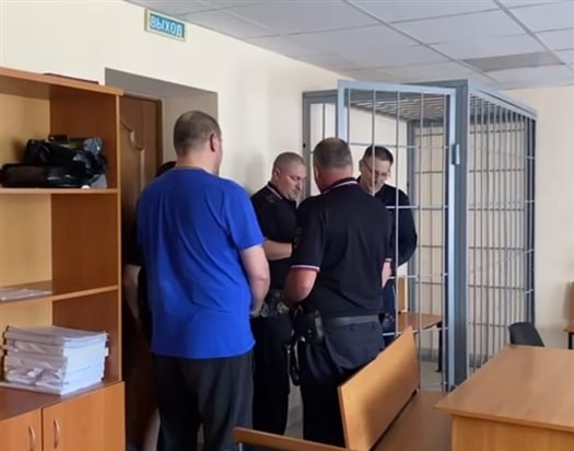В Самаре экс главу депстроя отправят в колонию за многомиллионные взятки Суд вынес приговор бывшему руководителю департамента градостроительства Василию Чернову и его брату Евгению Экс чиновника приговорили к колонии строгого режима на пять лет за получение взятки при этом оправдав по статье о растрате Помимо срока Василию Чернову предстоит выплатить штраф 12 миллионов рублей и на четыре года забыть о работе на госслужбе Его брат Евгений получил четыре года и один месяц колонии строгого режима за посредничество во взяточничестве и хранение наркотиков плюс штраф шесть миллионов рублей По версии следствия история началась в конце 2023 года Тогда чиновник за вознаграждение перевёл восемь миллионов бюджетных денег владельцу помещения как компенсацию за изъятие имущества для реконструкции дорог После этого он через брата потребовал шесть миллионов рублей от директора компании Деньги передавали частями с февраля по апрель 2024 года Подписаться Написать нам