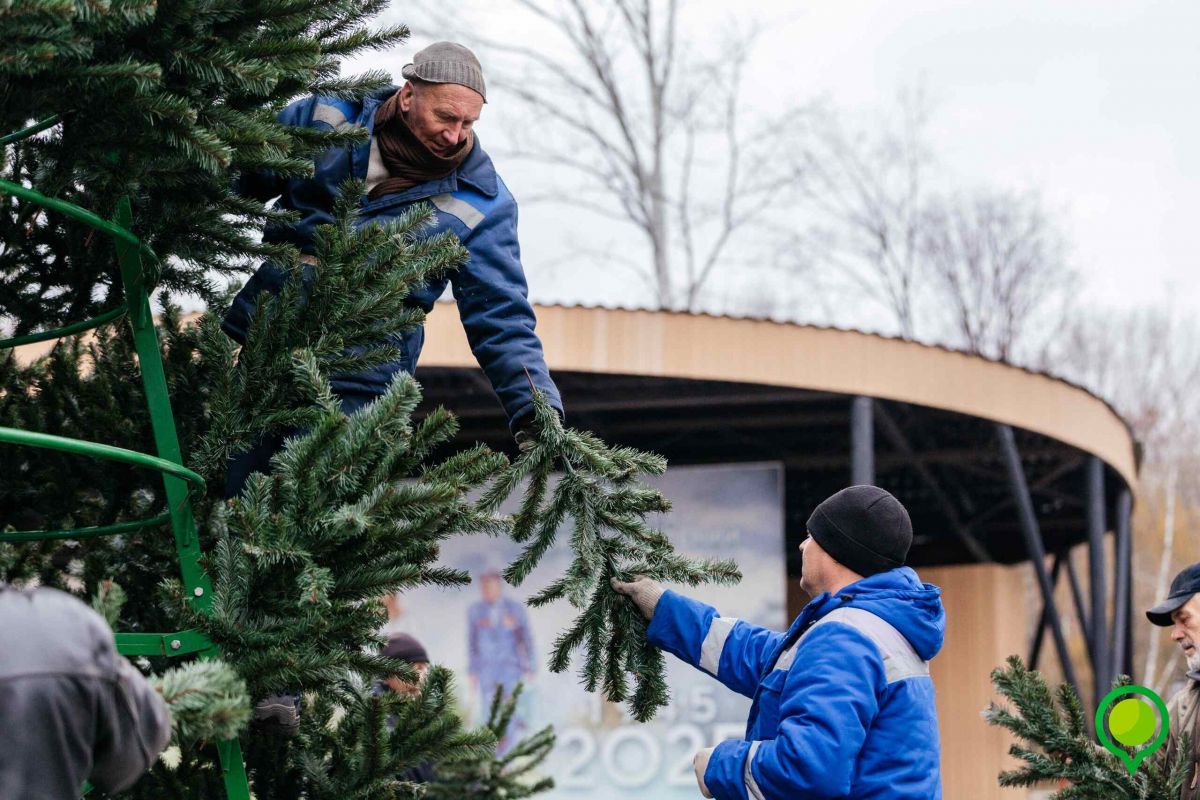 В липецких парках начали устанавливать новогодние украшения   newslipetsk ru fn 1757161 html Преображение городских пространств к празднику должно завершиться к началу декабря Об этом сообщили в мэрии областного центра   Прислать новость Подписаться
