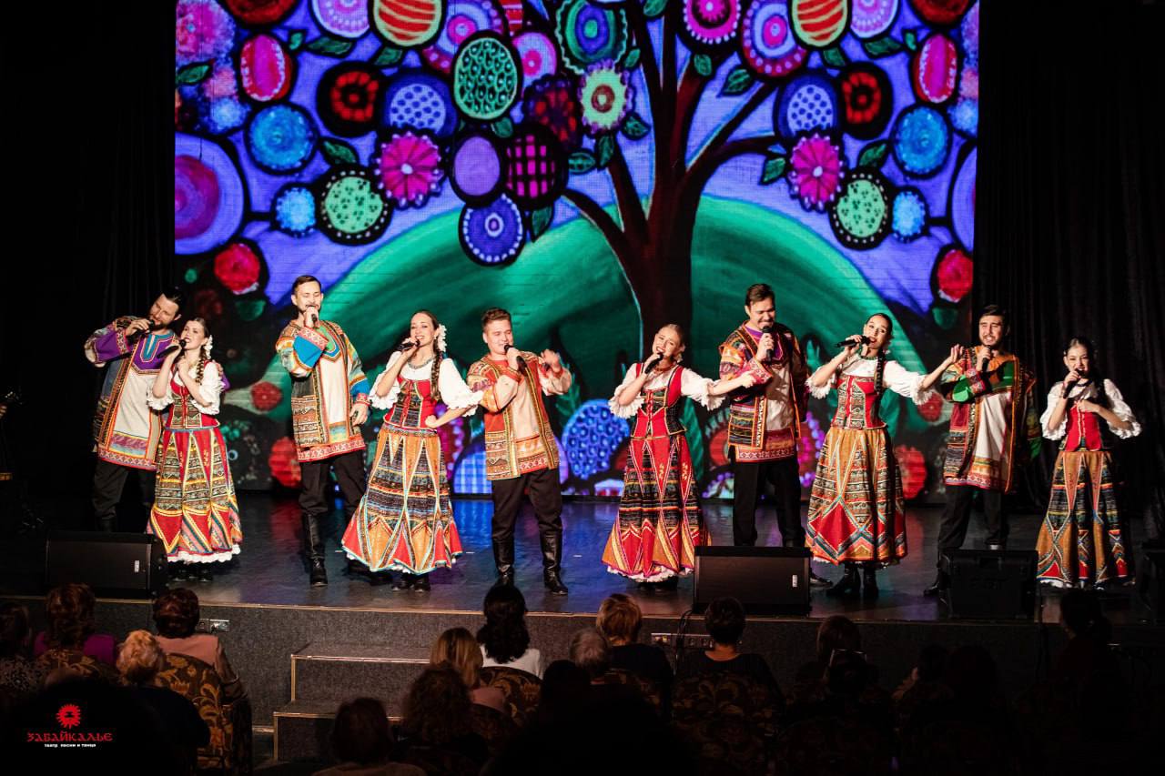 Забайкальцы проявили высокий интерес к конкурсам в рамках Русского форума прием заявок продлён до середины декабря В Чите 27 28 ноября по инициативе губернатора Забайкальского края Александра Осипова и митрополита Читинского и Петровск Забайкальского Димитрия состоится масштабный Русский форум Мероприятия будут посвящены культуре традициям истории русского народа в соответствии с задачами национального проекта Семья В рамках форума забайкальцам было предложено несколько творческих конкурсов связанных с культурой русского народа Мы рады что тысячи забайкальцев проявили огромный интерес к конкурсам в рамках Русского форума Участники могут выбрать любое понравившееся направление и проявить творчество в своих конкурсных работах Приём заявок продлён до середины декабря Принять участие могут забайкальцы разных возрастов единолично или творческими коллективами отметили организаторы На конкурс сочинений о русском языке и культуре подано 297 работ На конкурс Русской народной песни подано 17 заявок от сольных исполнителей и 30 от коллективов Читы и 16 округов края На конкурс рисунков Семья Традиции Россия поступило более 200 работ В конкурсе русского танца принимают участие 26 коллективов четыре из которых имеют звание образцовый один коллектив имеет звание народный На конкурс видеороликов Герои русского Забайкалья поступило более 60 заявок Напомним помимо содержательной и разнообразной программы Русского форума включающей научно практическую конференцию тематические площадки с сессиями и мастер классами творческие конкурсы и спортивные состязания организаторы предусмотрели и оформление города   Подписывайтесь TG VK MAX