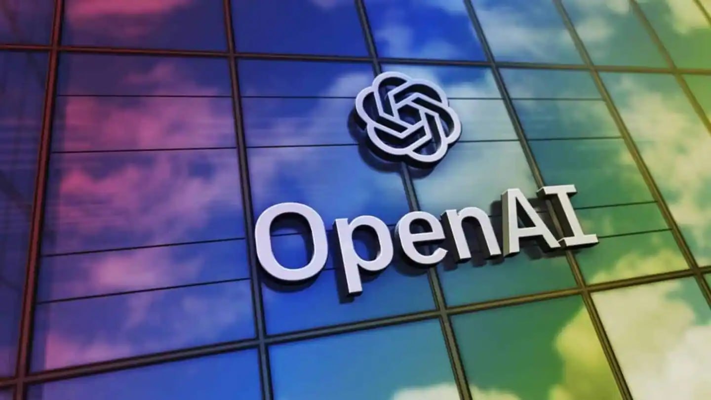 Некоммерческое крыло OpenAI продолжит контролировать бизнес стартапа после его преобразования в коммерческую компанию, решило правление. Изначальный план сохраняется: коммерческое звено станет общественно-полезной корпорацией, что упростит вливание инвестиций и даст возможность входа в капитал стартапа другим акционерам. Но сохраняющееся некоммерческое крыло не просто продолжит свою благотворительную миссию, а будет прямо контролировать реформированную компанию. Решения принято с учетом «мнения общественных деятелей» и «конструктивного диалога» с прокурорами Калифорнии и Делавэра. Теперь у Илона Маска, вероятно, окажется меньше аргументов в суде — он просит власти остановить трансформацию OpenAI, так как это нарушит изначальную миссию компании.