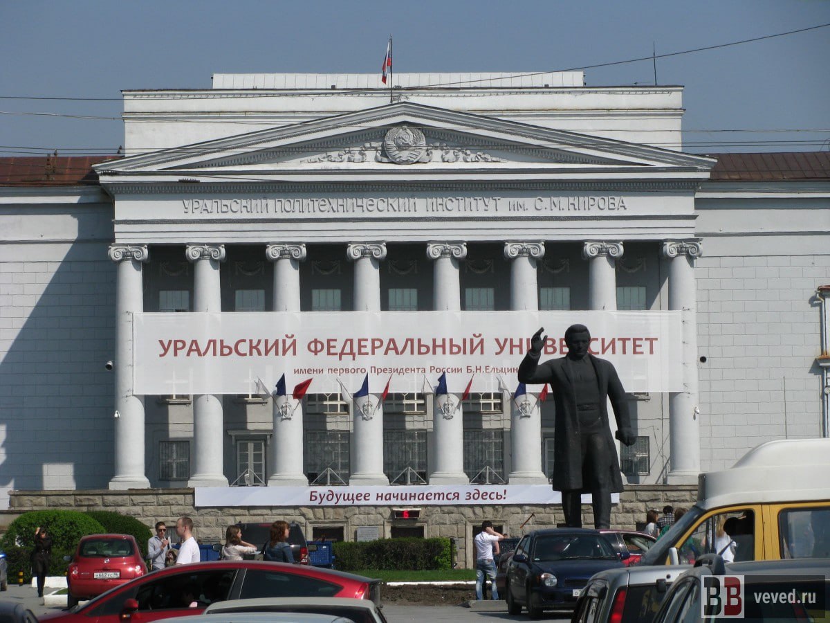 20 сотрудников УрФУ вошли в 2 ведущих ученых мира Новый рейтинг составили и опубликовали Elsevier и Стэнфордский университет рассказали ve4ved в пресс службе Уральского федерального университета Речь идёт о рейтинге по итогам 2024 года В рейтинг попали физики математики экономисты энергетики химики которые занимаются исследованиями в самых разных сферах моделирование процессов создание лекарственных веществ и технологий для водородной энергетики биосовместимые магнитные наночастицы защитные радиационно стойкие материалы пьезоэлектрики и сегнетоэлектрики и других К примеру мы занимаемся научными исследованиями в области экономики окружающей среды и экономики энергетики Вместе с Монирулом Исламом изучаем проблемы глобального перехода к экологически чистой энергетике и реакцию российских отраслей на эти вызовы в условиях геополитической напряженности сказал заведующий лабораторией экономической политики и природных ресурсов УрФУ Кази Сохаг Отмечается что составители рейтинга проанализировали данные более 10 миллионов исследователей по всему миру Работы классифицировали по 22 научным областям и 174 подобластям в соответствии со стандартами классификации Science Metrix Учитывались такие критерии как количество независимых и самоцитирований индекс Хирша импакт фактор журналов за всю карьеру и последний год отозванные статьи и другие показатели Данные охватывают всю карьеру ученого с 1960 года до конца 2024 года Всего в рейтинг вошли 223 тысячи ученых Телеграм канал ve4ved Поддержать Подписаться Прислать новость 18