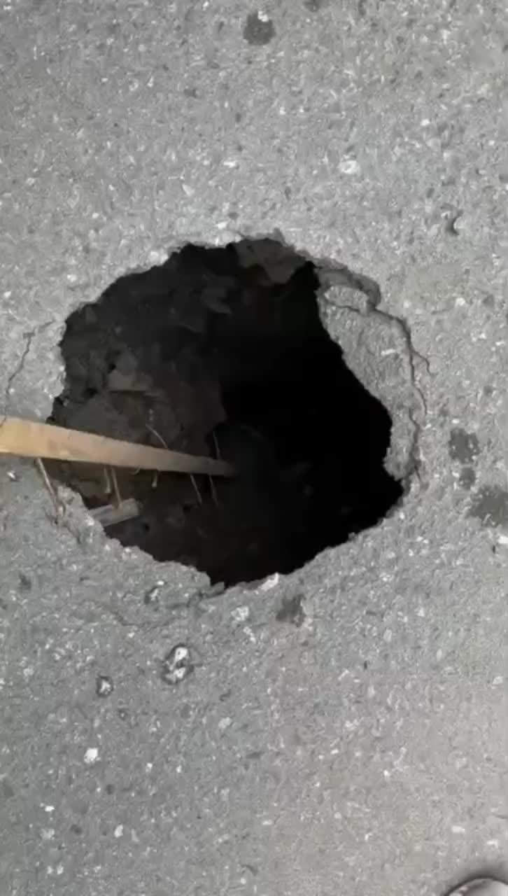 Опасная яма на дороге в Находке требует срочного ремонта