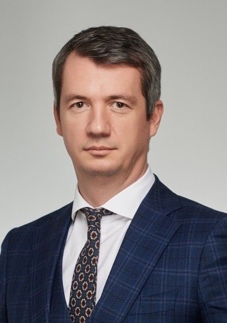 Члены Правления АИИК подвели итоги уходящего года На прошедшем итоговом заседании Ассоциации инфраструктурных инвесторов и кредиторов были проанализированы реализованные проекты и сформированы планы на будущее Работа по многим проектам 2025 года как мы видим из представленного отчета Ассоциации доказала свою эффективность Поэтому уверен что данный вектор развития будет продолжен и в 2026 году Также я хочу поблагодарить членов Экспертного совета за вклад в работу и обеспечение дополнительной экспертизы и поддержки Ассоциации как в вопросах разработки системных мер продвигаемых для развития ГЧП так и по преодолению регуляторных ограничений препятствующих развитию рынка ГЧП сказал открывая заседание Председатель Правления АИИК Игорь Коваль В 2025 году основные усилия были направлены на сохранение баланса законодательных инициатив для участников рынка удалось отстоять индивидуальность концессионных соглашений из законопроекта Минфина были исключены положения о введении типовых форм для концессионных соглашений АИИК обращала внимание законодателей на негативные последствия от принятия законопроекта об ограничении концессий в сфере здравоохранения и законопроекта об обязательном согласовании концессионных соглашений региональными Парламентами благодаря активному взаимодействию с ЦБ РФ и ВЭБ РФ были приняты значимые решения о снижении риск весов по кредитным продуктам для проектов ГЧП и смягчении бюджетных ограничений для дотационных регионов были улучшены условия для концессий в ЖКХ В настоящее время продолжается работа над улучшением законодательства о ГЧП в сфере промышленности снижением порога на вход в федеральные промышленные проекты ГЧП Подробнее на сайте АИИК