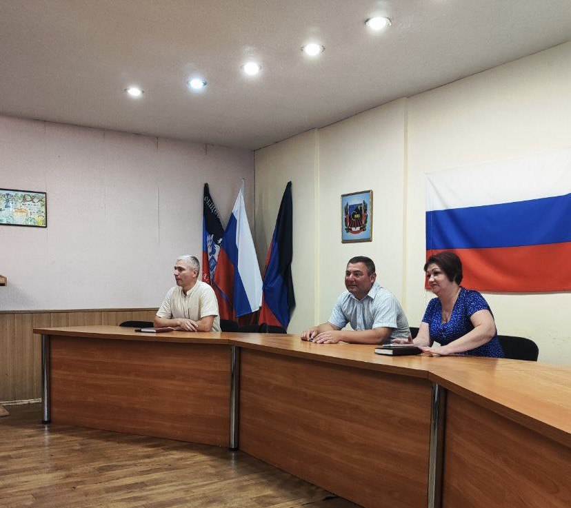 Сергей Голубков, директор Республиканского центра предоставления мер социальной поддержки, провел встречи с жителями Моспино и Пролетарского внутригородского района Донецка. Встречи организованы по поручению Главы ДНР Дениса Пушилина и направлены на прямое общение с населением. Вместе с директором Республиканского центра социальной защиты населения Оксаной Иванчук, Сергей Голубков ответил на самые актуальные вопросы, волнующие жителей этих районов. Жители обратились за консультациями и помощью по самым разным вопросам. Наиболее часто звучали вопросы, касающиеся пенсионного обеспечения, а также предоставления региональных социальных пособий. Многие интересовались порядком предоставления мер поддержки гражданам, жилые помещения которых повреждены в результате боевых действий. Кроме того, были обращения, связанные с социальным обслуживанием. В ходе встречи были подробно рассмотрены все вопросы, и предоставлены исчерпывающие разъяснения о процедуре назначения региональных социальных выплат. Также разъяснен порядок обращения в соответствующие органы социальной защиты для решения возникающих проблем. Участники встречи получили ответы на свои вопросы и информацию о необходимых документах и сроках обработки заявлений, что позволит им лучше ориентироваться в доступных им социальных мерах. «Глава ДНР Денис Пушилин уделяет особое внимание общению с жителями. Для него крайне важна обратная связь от людей, живущих в регионе. Сегодня мы провели большую работу, чтобы максимально подробно и понятно ответить на все вопросы, которые волнуют наших жителей. Для нас крайне важно, чтобы каждый человек знал, на какую поддержку он может рассчитывать в сложившейся ситуации. Мы видим свою задачу в том, чтобы оказать все необходимое содействие и помочь разобраться во всех доступных мерах поддержки», - рассказал Сергей Голубков. Встречи с жителями продолжаются!