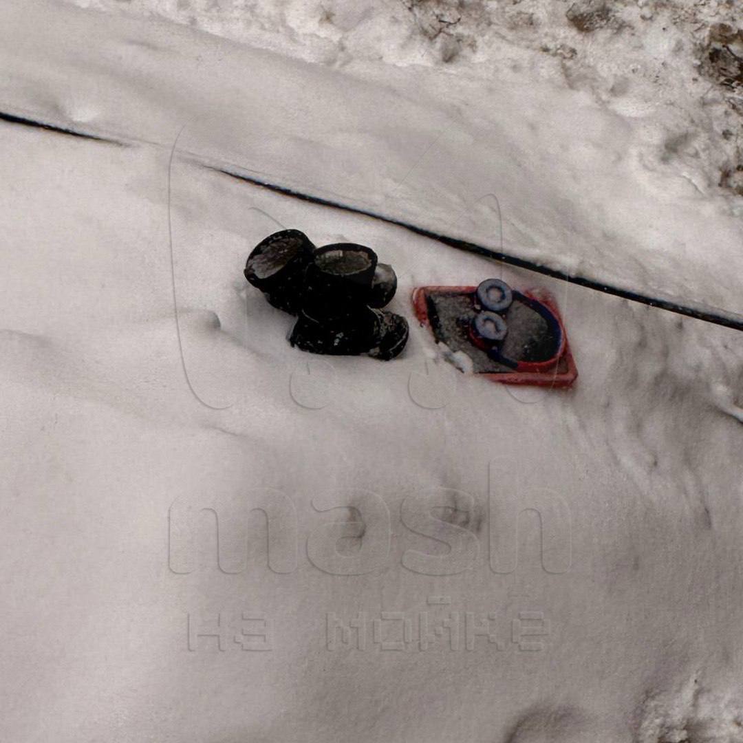 Дворник чудом поймал ребёнка который выпал с 13 этажа дома на Петрозаводской улице по словам очевидцев работник получил перелом рёбер и руки Мальчику около восьми лет сейчас проводят реанимационные действия Mash на Мойке в MAX