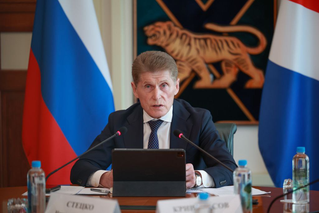 Олег Кожемяко проведет расширенное заседание комиссии Госсовета по туризму В четверг 20 ноября в национальном центре Россия соберутся федеральные министры и депутаты главы регионов для которых туризм является значимой отраслью экономики а также представители бизнеса Проведет расширенное заседание профильной комиссии Госсовета РФ ее председатель губернатор Приморского края Олег Кожемяко Мероприятие запланировано в рамках XXI съезда Российского союза туриндустрии что позволит максимально увеличить круг экспертов Темами обсуждения станут ключевые направления развития туротрасли привлечение инвестиций кадровая политика транспортная доступность объектов индустрии туризма меры для защиты прав и безопасности туристов экспорт туристических услуг технологическое развитие индустрии туризма в регионах развитие социального и экологического туризма Отдельное внимание члены Госсовета уделят вопросам применения технологий искусственного интеллекта сценарного прогнозирования и выявления слепых зон развития туризма в субъектах РФ Напомним что Приморье лидер среди регионов ДФО по количеству туристических поездок Треть всех путешественников по Дальнему Востоку России выбирают этот регион По итогам 2024 года край посетили около 4 миллионов человек vmfareast