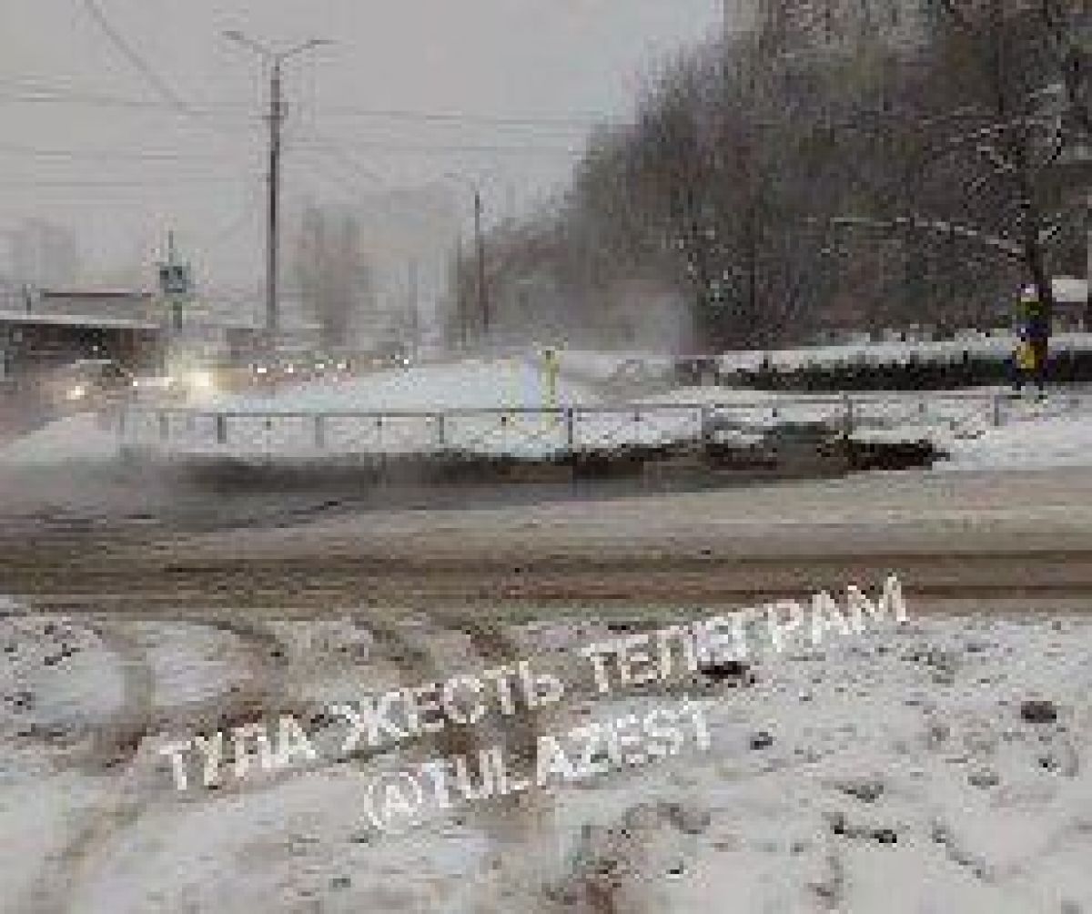 Старый год не отпускает в Туле на улице Хворостухина снова прорвало трубу с горячей водой   newstula ru fn 1782965 html В Туле на перекрестке улицы Хворостухина и Бондаренко местные жители в соцсетях вновь пожаловались на фонтан горячей воды бьющий из трубы   Прислать новость Подписаться   Мы в MAX