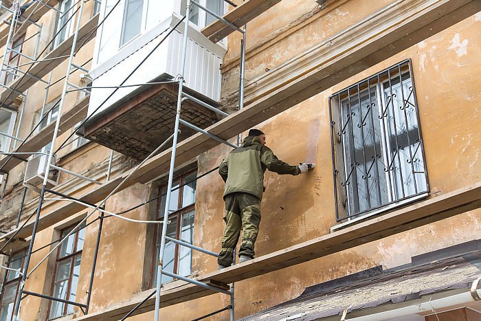 В Кировской области продолжается капремонт многоквартирных домов. За первое полугодие отремонтировано порядка 100 объектов. — Капитальный ремонт ведется целыми улицами. На территории города Слободского, на территории Кирово-Чепецка. Фонд капитального ремонта никогда не ремонтирует отдельные элементы здания. Мы на каждый дом заходим комплексно. Всегда подпадает под ремонт и крыша, и фундамент, и подвал. В некоторых случаях система инженерных коммуникаций, — подчеркнули в Фонде капитального ремонта Кировской области. Приемка всех отремонтированных элементов многоквартирного дома ведется совместно с жителями, представителями управляющих компаний и фонда капремонта. Всего за полгода принято более 300 элементов — это кровли, фундаменты и другие. Еще 150 элементов находятся на завершающей стадии ремонта. Кировская область