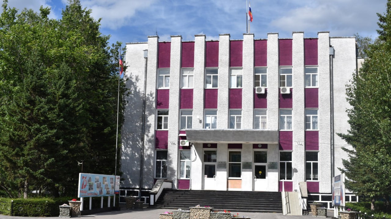 Нового руководителя избрали в Завьяловском районе Алтайского края. Предыдущего главу — Николая Онищенко убили в марте этого года  Новым главой Завьяловского района Алтайского края избран Юрий Ходунов, пишет "Атмосфера" со ссылкой на источник в районной администрации. Избрание руководителя состоялось на 21-й сессии районного собрания депутатов. В голосовании участвовали 18 человек.     "За кандидатуру Ходунова отдали голоса 16 депутатов, один проголосовал против, а один бюллетень был признан недействительным", – отмечает издание.  Всего за пост боролись два претендента: начальник управления ветеринарии Юрий Ходунов и директор СПК колхоз "Камышенский" Денис Ланкутей.  При этом и.о. главы района Максим Селлер отозвал свою кандидатуру по личным обстоятельствам.    Напомним, что 4 марта в Завьяловском районе убили главу местной администрации Николая Онищенко. После произошедшего предполагаемый убийца Анатолий Фенин попытался свести счеты с жизнью. С тяжелым ранением головы его перевезли в больницу Барнаула и ввели в искусственную кому. 9 марта он скончался. Возможной причиной трагедии как родные Фенина, так и жители села называют слишком высокое давление на него, в том числе на фоне уголовных дел.  Фото:  zavyalovo-r22.gosweb.gosuslugi.ru