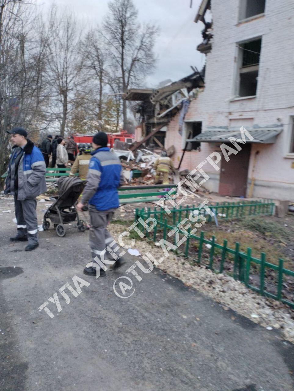 В Куркино произошел взрыв бытового газа в многоквартирном доме Дмитрий Миляев Произошло частичное обрушение торцевой стены первого подъезда кровли и перекрытий второго и третьего этажей На месте происшествия работают оперативные службы и глава администрации Геннадий Калина Подписаться на канал Написать нам