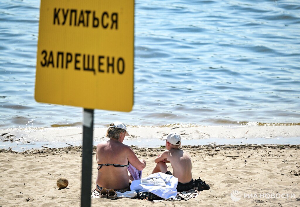 Граждане часто путают зоны отдыха с зонами для купания, рассказал замчальника ГИМС МЧС Александр Нестеров. В зонах отдыха ставятся таблички, что купание запрещено. Однако, как отмечает представитель МЧС, люди часто игнорируют их, так как видят, что другие загорают, стоят лежаки. В таких зонах отдыха, как правило, дно не обследовано, спасателей нет и купание там запрещено.