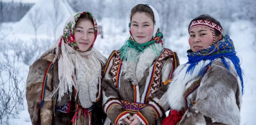 При поддержке ПФКИ снимают фильм Корни на языке ненцев Мяд панг Он покажет сегодняшнюю жизнь народа на Ямале Режиссер проекта Владимир Тумаев За звук отвечает Алексей Бадыгов президент Гильдии звукорежиссёров Союза кинематографистов Съемки и монтаж идут на Мосфильме В проекте участвуют волонтеры представители коренных народов Кастинг прошел в Салехарде и Ямальском районе Все события фильма разворачиваются у реки Юрибей Она кормит людей это центр их жизни Режиссеры хотят показать в кино красоту и самобытность ненцев их жизнь в суровых условиях и межпоколенческую связь Несмотря на глобализацию ненцы продолжают жить по традициям Сейчас фильм монтируют Кино выйдет на ненецком и русском языках чтобы его могли оценить зрители всей страны Первые показы запланированы в конце сентября начале октября в Москве и на Ямале Подписывайся на Культурную волну ТГ MAX