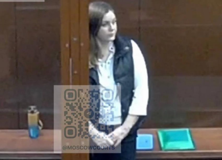 В Пятигорске задержана бывший первый замминистра строительства ДНР Юлия Мерваезова подозреваемая в хищении свыше 9 млрд рублей Она входила в группировку возглавляемую бенефициаром АО Военно строительная компания Евгением Горбачёвым Мошенники заключили 14 контрактов с военно строительными организациями присваивая средства через авансовые платежи вывод со спецсчетов и фальсификацию отчётности Следствие не исключает увеличения суммы ущерба по мере расследования Ставрополь 360