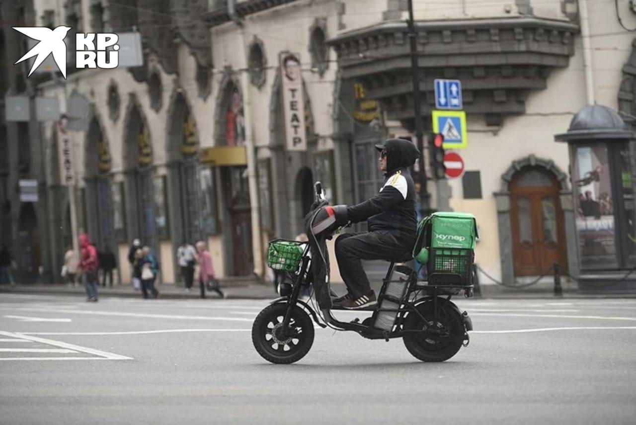 Новые требования для курьеров на СИМ вступили в силу в Петербурге С 15 июля в Северной столице вступили в силу требования к внешнему виду и транспорту курьеров, работающих на электровелосипедах и самокатах. Они должны иметь опрятный вид и светоотражающие элементы на одежде и транспорте, читаемый идентификационный номер на одежде, сумке и транспорте, а также исключить на последнем присутствие элементов, которые могли затруднить идентификацию номеров. : Алексей Булатов : СПб — отдай свой буст нам