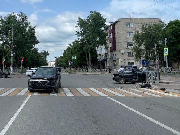 В Невинномысске в результате столкновения автомобилей пострадали 2 человека По предварительным данным, 18 мая примерно в 12 часов 50 минут водитель автомобиля «Чери», двигаясь по улице Павлова на запрещающий сигнал светофора на регулируемом перекрестке, допустил столкновение с автомобилем «Хендай», который двигался на разрешающий сигнал светофора. В результате автоаварии 2 участника с травмами были доставлены в медицинское учреждение: ⏺пассажиру «Чери», 36-летней местной жительнице, назначено амбулаторное лечение, ⏺пассажир «Хендай», 57-летний местный житель, госпитализирован в городскую больницу. Установлено, что за рулем «Чери» находился 38-летний местный житель, который имеет стаж вождения более 7 лет, на момент автоаварии был трезв. По факту автоаварии проводится проверка. Детальные обстоятельства происшествия уточняются.