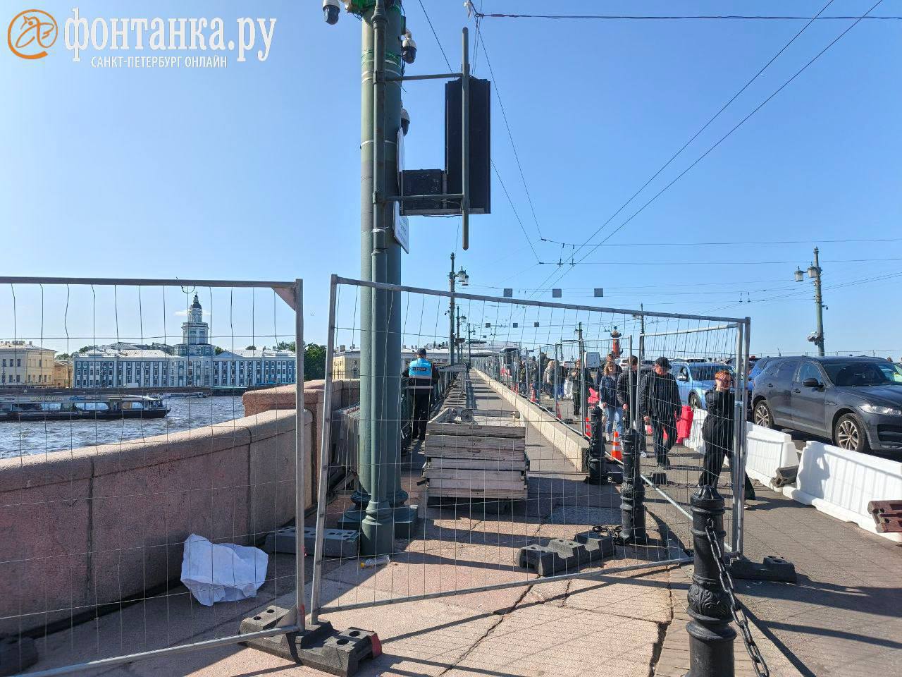  Пешеходную часть Дворцового моста закрыли в обе стороны из-за подготовки к «Алым парусам» С вечера и до утра движение полностью перекроют Фонтанка True Питер