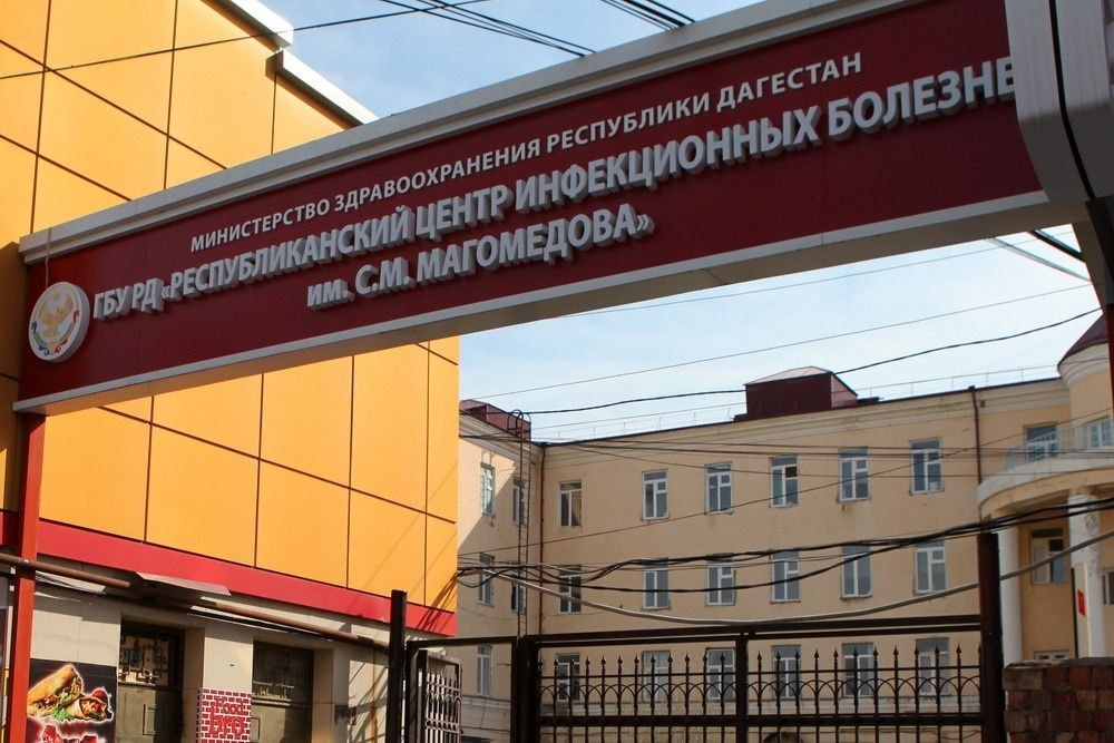 Судебная коллегия по уголовным делам Верховного суда Дагестана отменила условный приговор и назначила реальное наказание в виде 4 лет лишения свободы экс главврачу Республиканского центра инфекционных болезней за приобретение неисправных аппаратов ИВЛ в период пандемии COVID 19 сообщает объединённая пресс служба судов Дагестана Она признана виновной в злоупотреблении должностными полномочиями повлекшем тяжкие последствия ч 3 ст 285 УК РФ В разгар пандемии COVID 19 в марте 2020 года она приняла и подписала акты о вводе в эксплуатацию восьми аппаратов ИВЛ немецкого производства заведомо зная об их некомплектности и непригодности для использования Впоследствии это было подтверждено совокупностью собранных по делу доказательств в том числе экспертным заключением В результате на счет поставщика были перечислены 24 млн рублей выделенные из федерального бюджета а медицинское учреждение в самый острый период пандемии осталось без жизненно важного оборудования Приобретенное оборудование было складировано и не использовалось Суд первой инстанции ранее назначил ей условное наказание однако гособвинение оспорило его Апелляционная инстанция согласилась с доводами прокуратуры о чрезмерной мягкости приговора учла высокую общественную опасность деяния тяжесть последствий и тот факт что ущерб не был возмещен Осужденной назначено наказание в виде 4 лет лишения свободы в колонии общего режима с лишением права занимать руководящие должности в госучреждениях на 2 года Она была взята под стражу в зале суда
