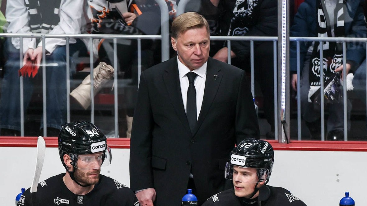 Челябинский Трактор определился с новым главным тренером Им станет Евгений Корешков сообщает Спорт Экспресс Корешков вошел в тренерский штаб челябинцев в конце ноября он стал ассистентом Рафаэля Рише который исполнял обязанности главного тренера после ухода Бенуа Гру Евгений Корешков является двукратным чемпионом России Его тренерская карьера была связана с такими клубами как Металлург Барыс ЦСКА и СКА Он дважды выигрывал Кубок Гагарина как ассистент главного тренера Фото ХК Трактор Подписаться на канал ЕАН Челябинск