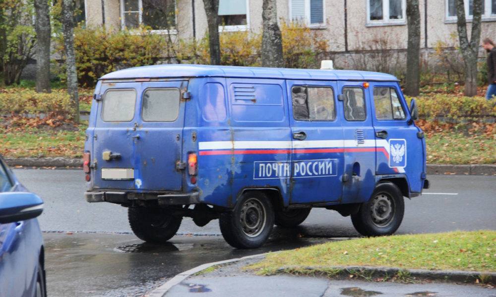 #Карелия #почта В Карелии начальники почтовых отделений воруют деньги. В Сортавале утверждено обвинительное заключение по уголовному делу о присвоении денег начальником почтового отделения. По версии следствия, с октября 2024 года по март 2025 года 32-леняя женщина забрала из кассы более 190 тысяч рублей, полученных за оказание услуг почтовой связи. Чтобы никто не догадался о том, что она ворует деньги, начальница вносила в официальные документы ложную информацию: указывала, что деньги получают граждане в качестве пенсий и пособий.