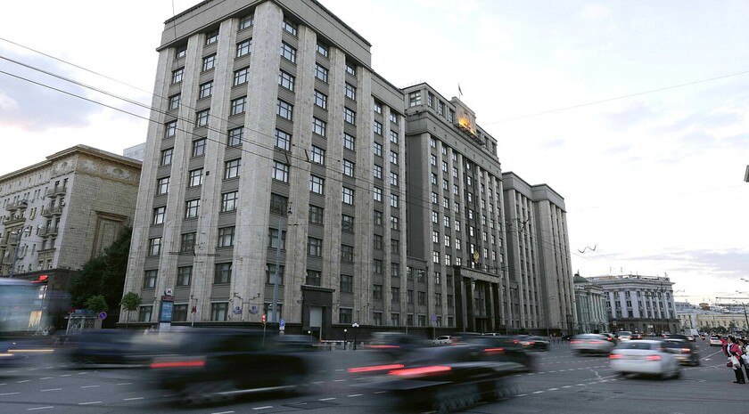 Госдума приняла проект о наказании за осквернение воинских захоронений Изменения вносятся в ст. 243.4 Уголовного кодекса РФ. Действующее законодательство предполагает наказание только за уничтожение или повреждение памятников, в связи с чем предлагается ввести ответственность в том числе за осквернение мемориальных объектов. Максимальное наказание за подобное преступление — лишение свободы сроком до 5 лет. В пояснительной записке к законопроекту подчеркивается, что с 2022 года на территории РФ было зафиксировано почти 400 резонансных фактов осквернения воинских захоронений и других объектов. Читать полностью Фото: официальный сайт Госдумы РФ , VK и ОК и читайте новости на нашем сайте