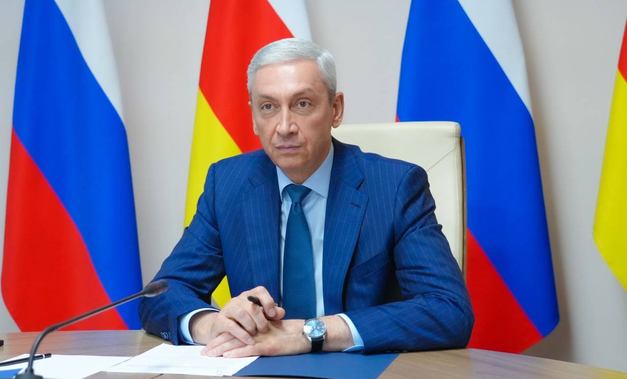 Председатель Правительства РСО – Алания Борис Джанаев в режиме видеоконференцсвязи принял участие в совещании по вопросам сохранения объектов культурного наследия. Мероприятие прошло под председательством заместителя руководителя Администрации Президента РФ Максима Орешкина. Участники совещания рассмотрели вопросы, связанные с реализацией проекта по сохранению объектов культурного наследия. О нем объявил Президент Российской Федерации Владимир Путинв ходе Послания Федеральному Собранию в 2024 году. В частности, речь шла о вовлечении данных объектов в хозяйственный оборот. Кроме того, говорили о совершенствовании регулирования и установлении избыточных требований к проведению работ по сохранению объектов культурного наследия. Комментируя итоги совещания, Борис Джанаев подчеркнул, что на территории республики немало уникальных памятников и объектов культурного наследия. И принципиальная позиция руководителя республики Сергея Меняйло – сохранить это богатое наследие. В регионе ведется активная работа по определению границ территорий объектов культурного наследия, разработке и утверждению защитных и охранных зон вокруг них. Профильный комитет принимает меры по недопущению незаконной застройки в границах территорий исторических сооружений. Подробнее читайте на нашем сайте. #alaniagov #севернаяосетия #алания #правительстворсоа