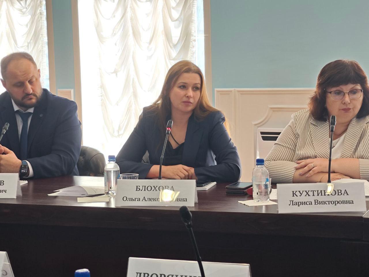 На этой неделе тульские чиновники обсудили проблемы с рождаемостью в регионе. Причины в низких демографических показателях, по мнению глав администраций, совершенно разные — кто-то сетовал на чернобыльскую зону, а кто-то жаловался на Москву.   Зам. главы администрации Ясногорского района Ольга Блохова: Железная дорога — в шаговой доступности для горожан, многие уезжают работать в столицу и возвращаются ночевать домой.   По словам зампреда правительства Дмитрия Маркова, нужна гибкая система индексации зарплат: Когда мы добавили по 15 тысяч педиатрам и терапевтам, они перестали уезжать на заработки в столицу. На сколько нужно поднять зарплату ясногорцам, чтобы они жили и работали в своем районе? Ведь если женщина «живет» в маршрутке и на съемной квартире, детей у нее не будет.  Оказалось, что 100 тысяч рублей в месяц — отличный якорь для ясногорцев. И не только для них.  ПОДРОБНЕЕ ПО ССЫЛКЕ