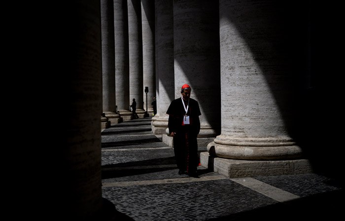 Ватикан отказался принимать участие в Совете мира куда его пригласил Дональд Трамп заявил в среду государственный секретарь Святого престола кардинал Пьетро Паролин Нет Ватикан не будет участвовать в Совете мира по Газе из за его особого характера который очевидно не соответствует характеру других государств Однако мы принимаем во внимание что Италия будет участвовать в качестве наблюдателя приводит слова Паролина газета Коррьере делла сера Одна из проблем заключается в том что на международном уровне именно ООН управляет этими кризисными ситуациями это один из пунктов на котором мы настаивали отметил Паролин Фото Antonio Masiello Getty Images interfaxonline