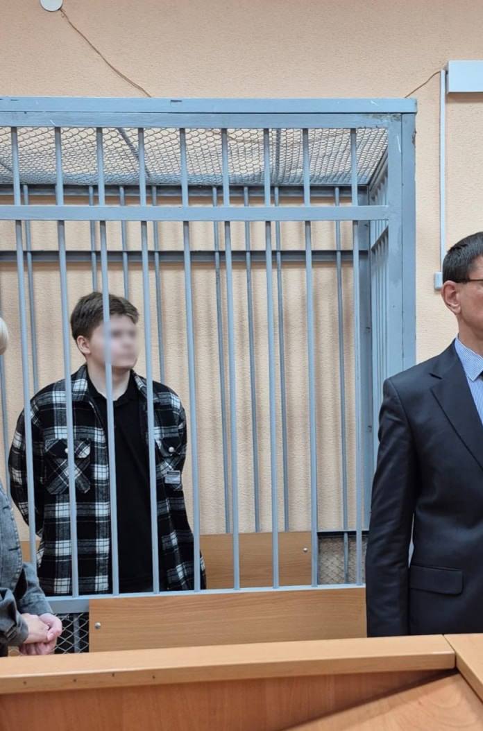 В Калининграде вынесли приговор 19 летнему парню который убил пенсионерку в Прибрежном В колонии строгого режима он проведет 8 лет Также он обязан выплатить 1 млн рублей внучке погибшей женщины компенсация морального вреда Напомним в октябре 2024 года во время словесного конфликта парень нанес 67 летней женщине не менее 13 ударов ножом в различные части тела От полученных травм она скончалась на месте происшествия Тело погибшей обнаружила ее внучка Впереди суд blacklistkld