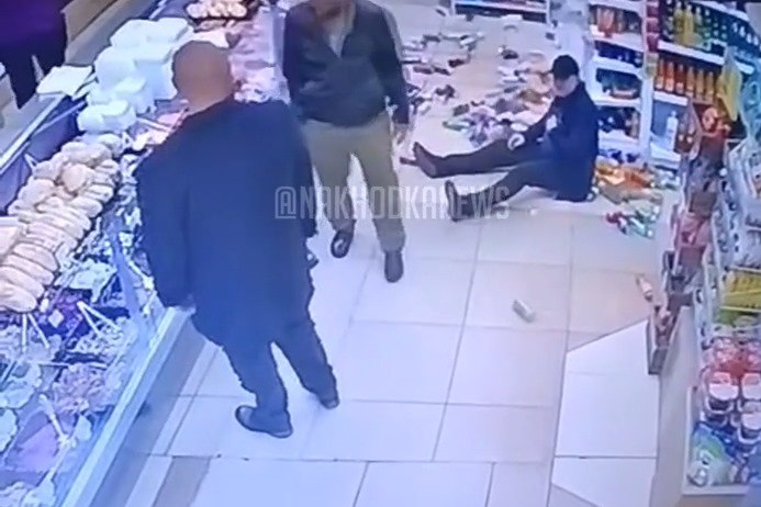 Как сообщили в пресс-службе ОМВД России по г. Находке, в дежурную часть городского отдела полиции поступило заявление 59-летнего гражданина о том, что в магазине по адресу Пограничная, 15 незнакомец нанес ему телесные повреждения. По данному факту участковыми уполномоченными полиции проводится проверка. Устанавливаются личности участников происшествия и все обстоятельства инцидента. По результатам проверочных мероприятий будет принято законное и обоснованное решение в соответствии с законодательством.