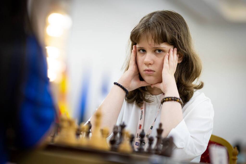 Анна Шухман из Оренбурга стала самой молодой чемпионкой России по шахматам Соревнования по Суперфиналу прошли в Москве и объединили по 12 сильнейших шахматистов и шахматисток страны По итогам 11 туров 16 летняя Анна Шухман набрала 7 очков девушки занявшие первое и второе место набрали по 6 5 балла Ранее Шухман одержала победу на юниорском чемпионате мира и в составе сборной России до 16 лет выиграла Всемирную шахматную олимпиаду В мужском Суперфинале победителем стал 22 летний Арсений Нестеров набравший 6 5 очков и впервые завоевавший титул чемпиона России Общий призовой фонд турнира составил 11 миллионов рублей Урал56 Ру в MAX