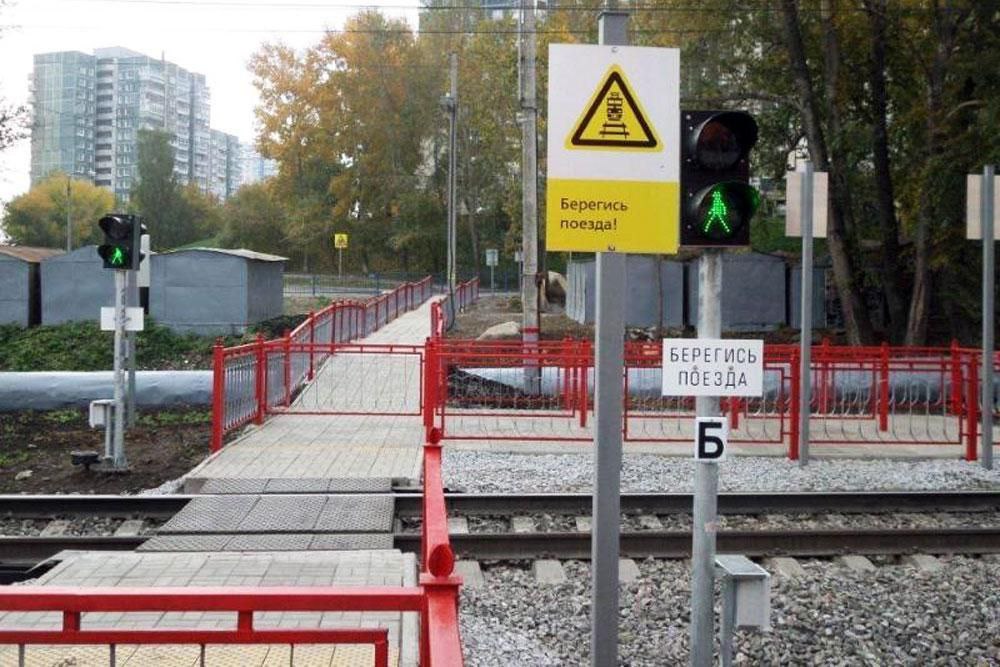 Застройщиков могут обязать делать переходы через ж д пути Минтранс направил письмо в Минстрой о необходимости для застройщиков строить безопасные пешеходные переходы через ж д пути В чем суть Нужно законодательно закрепить обязанность для застройщиков и органов ответственных за планировку городских агломераций включать в проекты обязательное строительство безопасных пешеходных переходов через железнодорожные пути Напоминаем Сейчас включение таких переходов в проекты новых жилых районов и городских агломераций носит рекомендательный характер Поэтому на практике жители сами формируют стихийные несанкционированные переходы в т ч и через железнодорожные пути Законы стройки в MAX