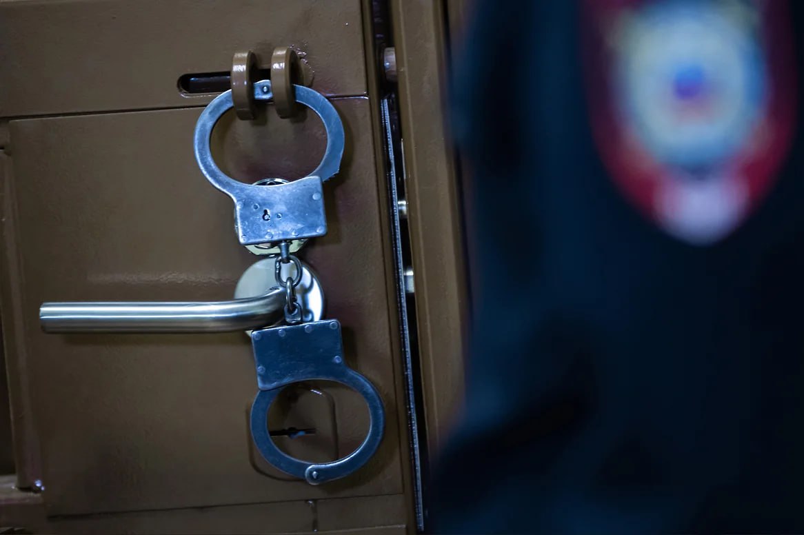 Нижнесергинский межрайонный следственный отдел СУ СКР по Свердловской области предъявил обвинение двум неработающим местным жителям 37 и 50 лет по ч 2 ст 162 УК РФ разбой совершённый группой лиц по предварительному сговору с применением оружия Следователи СКР выяснили что в ночь на 24 сентября текущего года двое обвиняемых с огнестрельным оружием совершили разбойное нападение на работника пункта металлоприема чтобы проникнуть в само помещение Один из фигурантов выстрелил из охотничьего ружья по замку двери но приемщик успел закрыть за собой дверь и спрятаться в пункте Фото Олег Харсеев Коммерсантъ kommersantural
