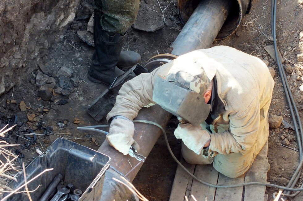 В ДНР за год отремонтировали почти 100 км водопроводных и канализационных сетей Как сообщили в Минстрое и ЖКХ региона силами предприятия Вода Донбасса также отремонтирована 251 водопроводная насосная станция и ведутся работы по реконструкции очистных сооружений Кроме того в рамках нацпроекта Инфраструктура для жизни ведутся капремонты водопровода на двух объектах в Торезе и кольцевого водопровода в Буденновском районе Донецка Читать полностью Фото сайт ГУП ДНР Вода Донбасса  Подпишись на нас в MAX