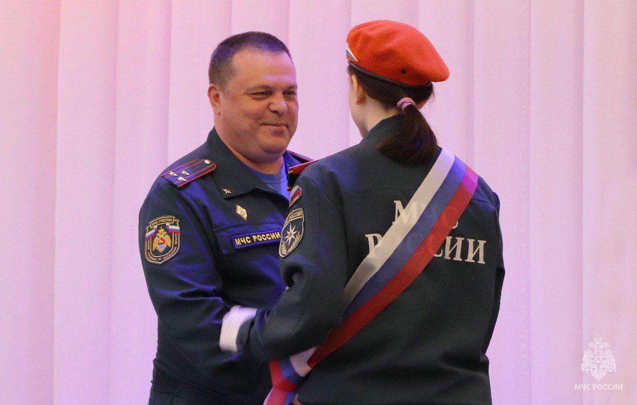 Свой первый шаг во взрослую жизнь сделали магаданские кадеты МЧС России В школе № 14 города Магадана прозвучал последний звонок для учащихся 9 классов. Почти 50 учеников с напутствием от педагогов и наставников отправились во взрослую жизнь. Начальник Главного управления МЧС России по Магаданской области Валерий Данилов вручил дипломы за успехи в учебе наиболее отличившимся ученикам. "Последний звонок - это не прощание, а начало нового пути. Желаю успешно сдать экзамены и найти своё достойное место в жизни», - сказал Валерий Данилов. В завершение праздника прозвучал последний звонок, символизирующий окончание важного этапа и подготовку к новым свершениям.