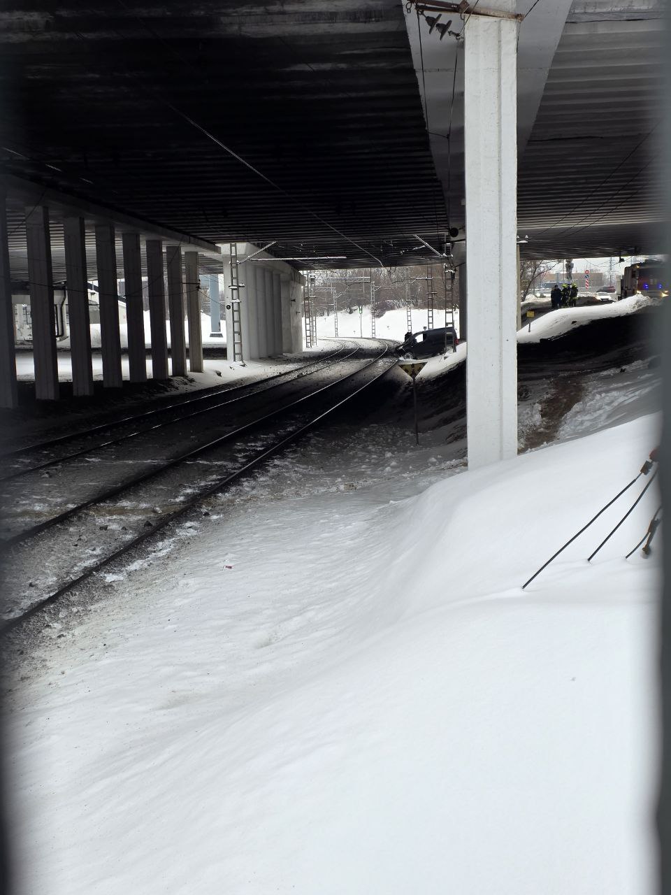 В районе станции МЦД 2 Трикотажная на северо западе столицы легковой Nissan съехал с дороги под мостом и вылетел на железнодорожные пути Движение в сторону области перекрыто Подпишись на Агентство Москва